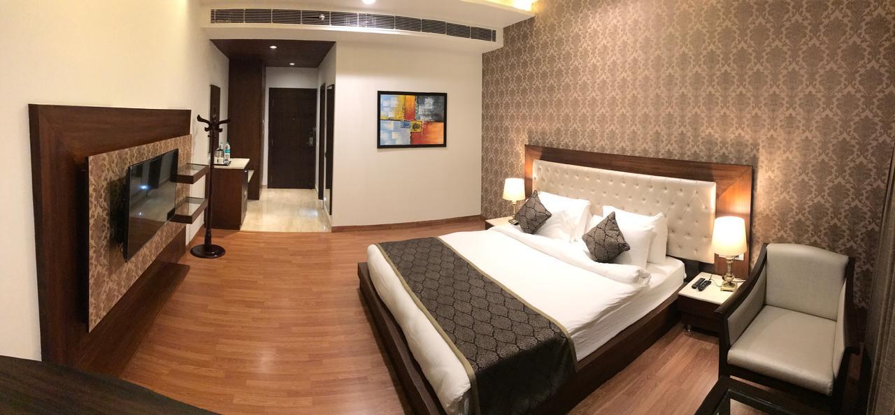 Hotel Imperia Suites Jalandhar Exterior foto